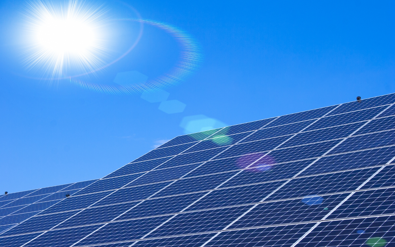 工場屋根に設置した太陽光発電システム