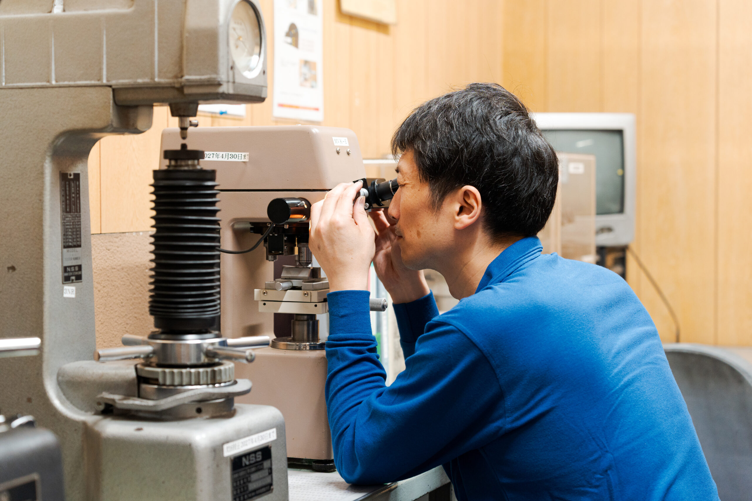 検査中の作業者